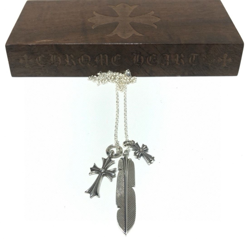 Ch*0me He**ts necklaces